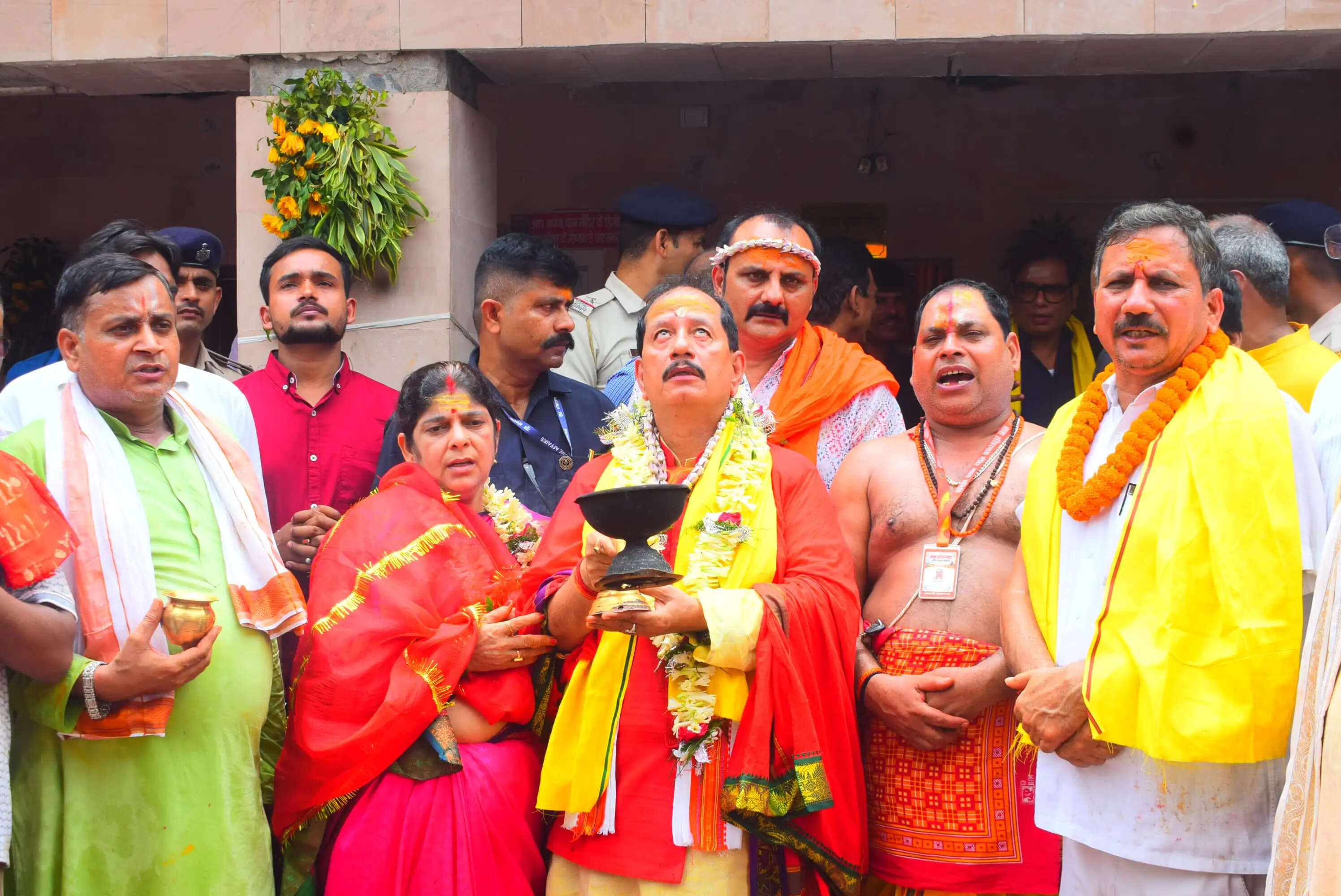 कृषि मंत्री विजय कुमार सिन्हा ने बाबा हरिहर नाथ मंदिर में किया रुद्राभिषेक