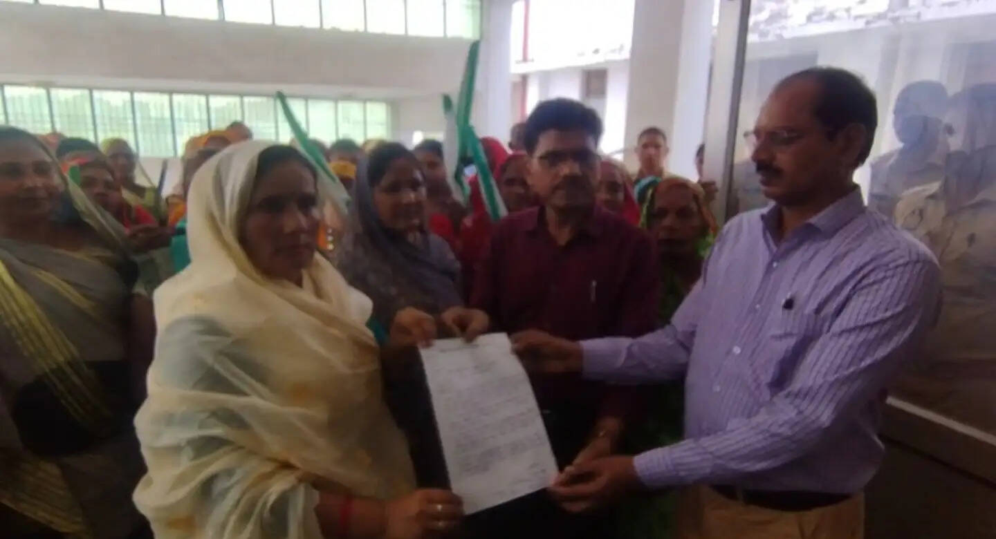 अमेठी में महिलाओं का प्रदर्शन, योजनाओं की जमीनी हकीकत पर उठाए सवाल