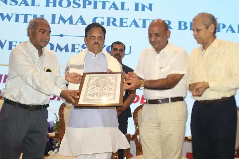 अत्याधुनिक उपकरण स्वास्थ्य सेवाओं को प्रभावी एवं सटीक बनाने में सहायक :उप मुख्यमंत्री शुक्ल