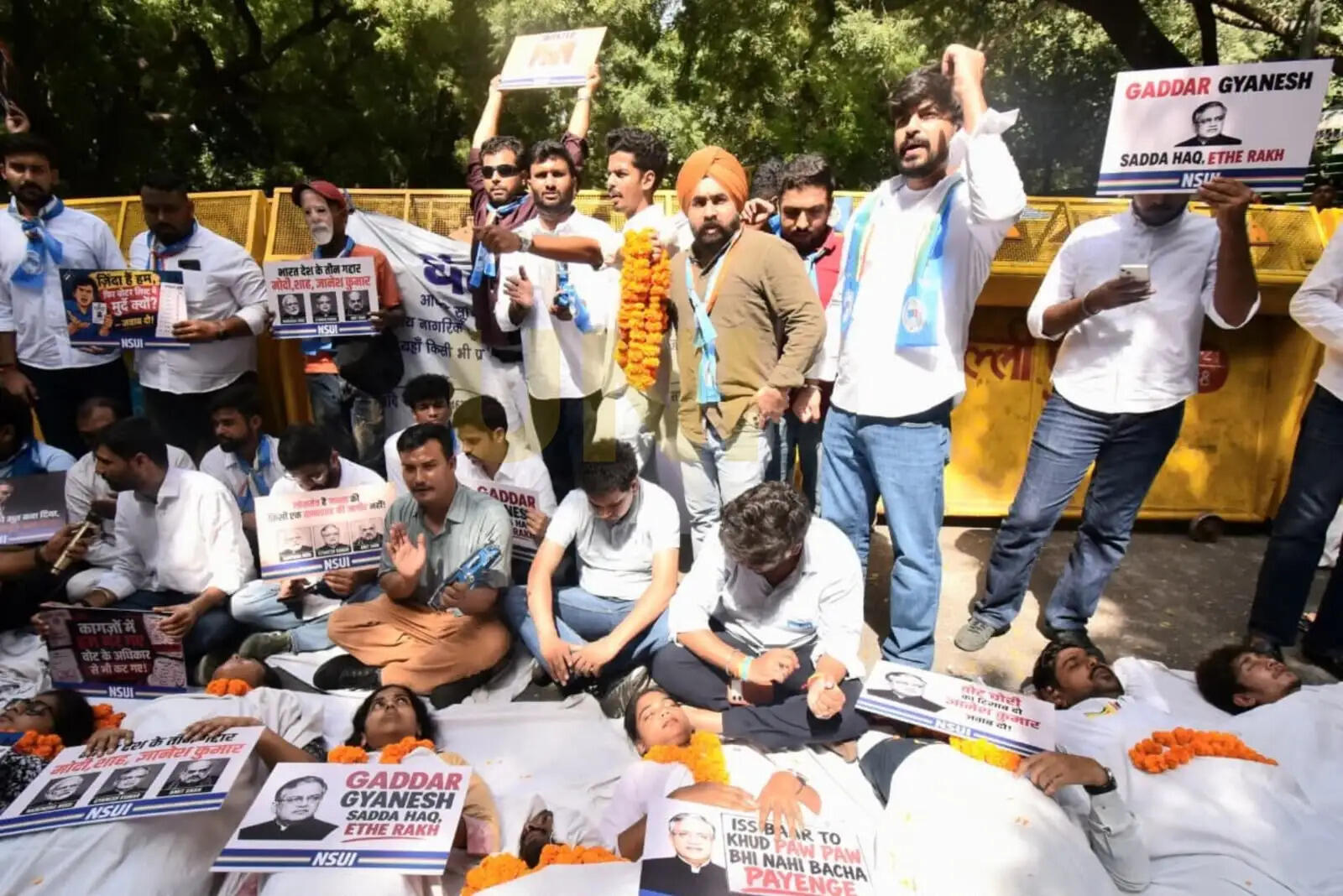 एनएसयूआई ने जंतर-मंतर पर ‘जीवित लाश’ बनकर किया प्रतीकात्मक प्रदर्शन