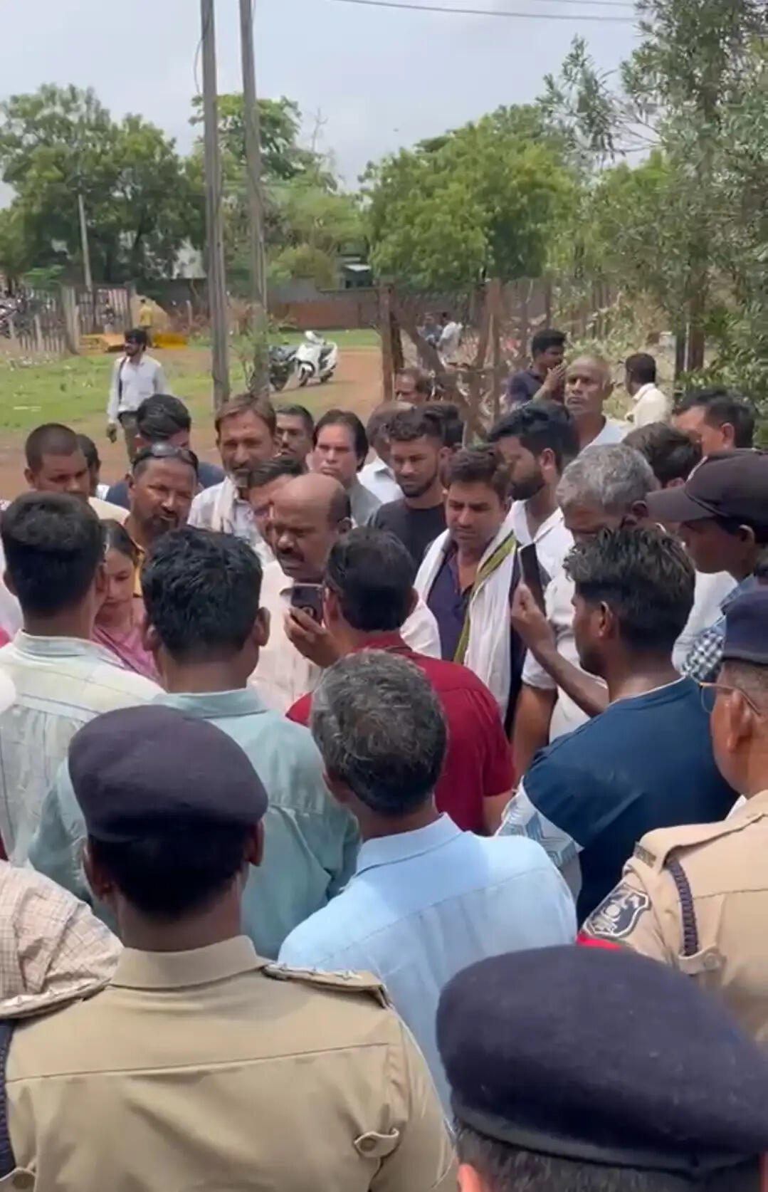 नवागढ़ में बिजली कटौती से फूटा लोगों का गुस्सा, विधायक व्यास कश्यप के नेतृत्व में विद्युत कार्यालय का घेराव