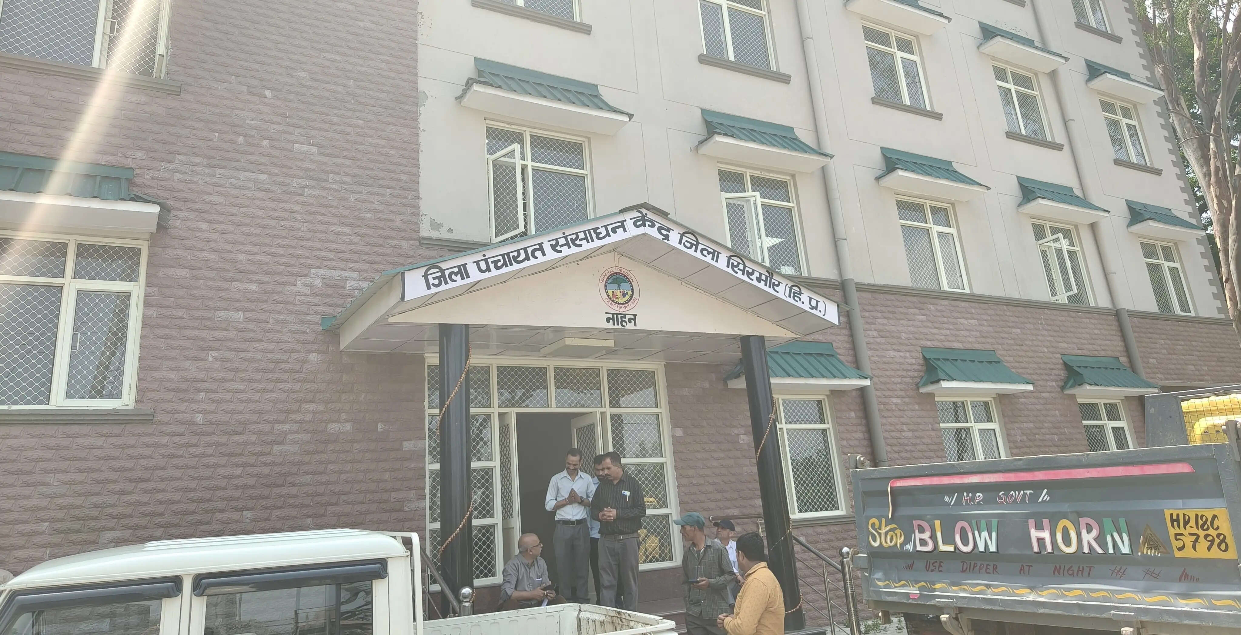 नाहन नगर परिषद चुनाव: ईवीएम मशीनों की कमीशनिंग पूरी, प्रत्याशियों को दी जानकारी