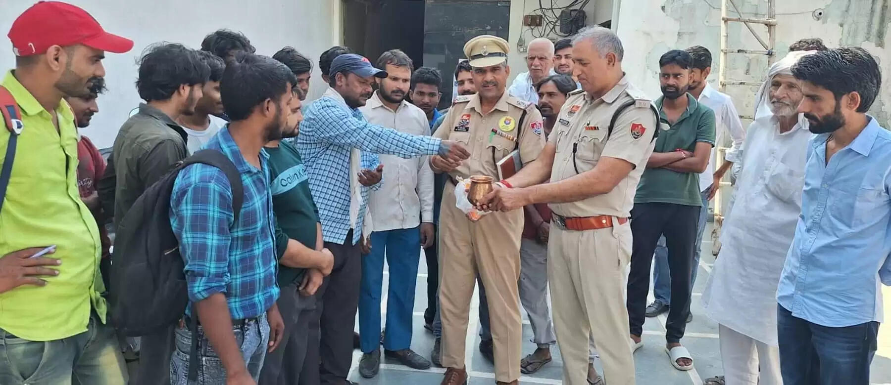 गुरुग्राम: लोटे में नमक डलवाकर युवाओं को नशा न करने की दिलाई शपथ