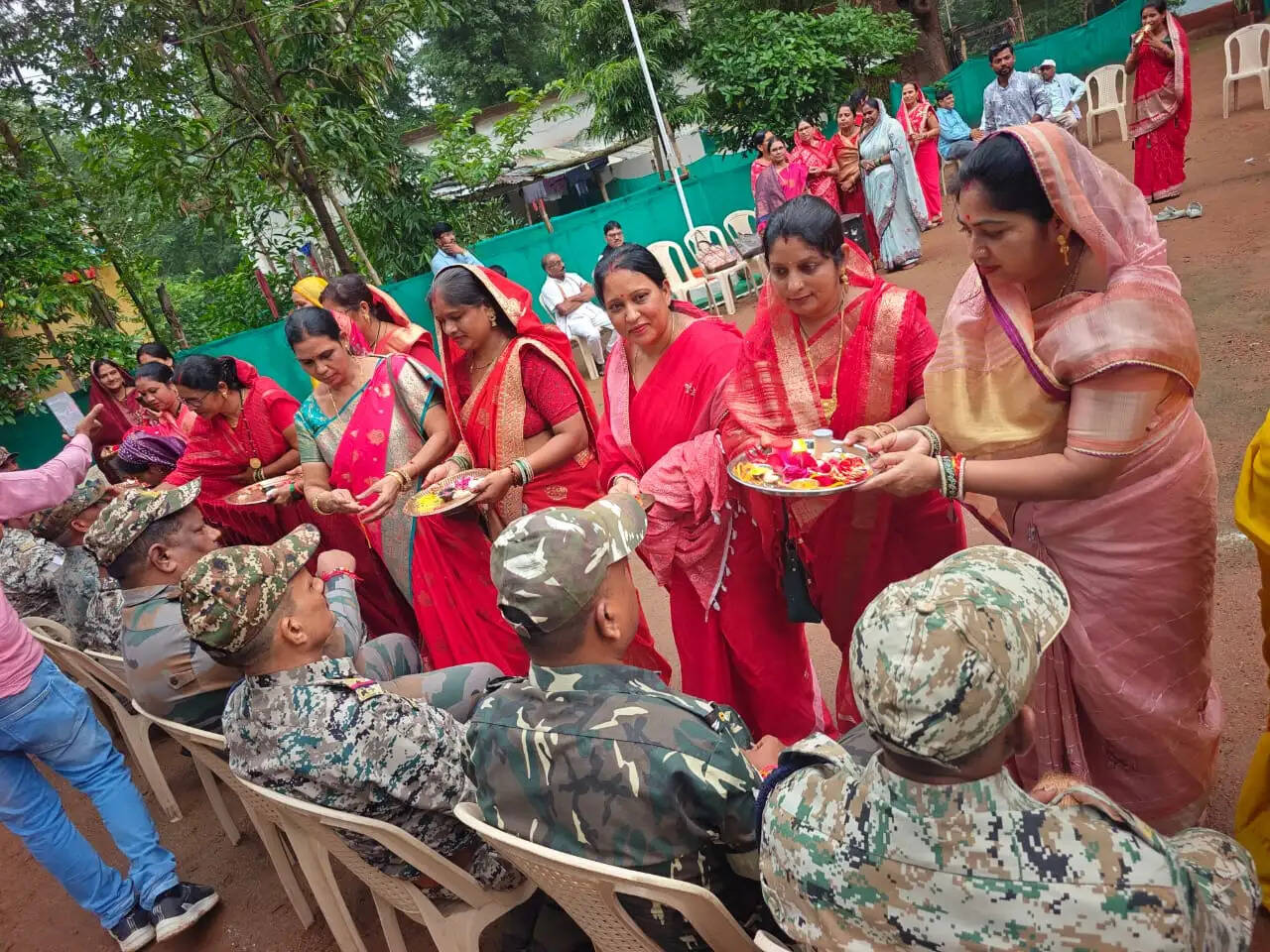 साहू समाज की बहनों ने वीर जवानों को बांधी राखी, रक्षा सूत्र से बढ़ाया हौसला