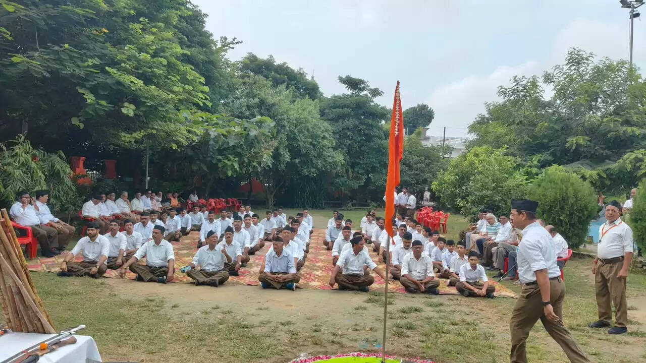 सामूहिक गीत “अमृत वचन”, एकल गीत तथा परिचय सत्र में शामिल हुए स्वयंसेवक