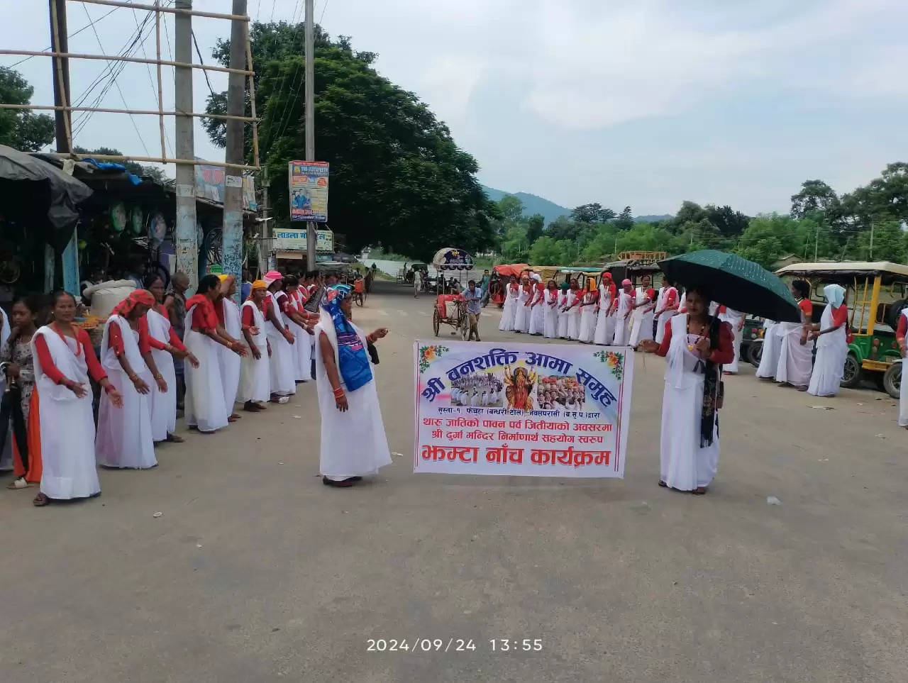 नेपाल में बन रहे दुर्गा मंदिर के निर्माण के लिए वाल्मीकि नगर में थारू जाति ने  झमटा नृत्य कर लोगों से मांगा सहयोग