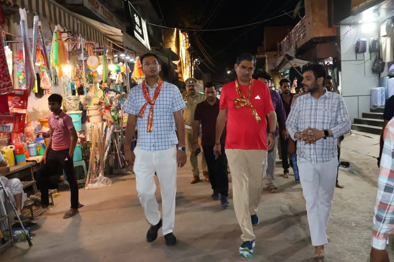 अधिकमास के समापन में गोवर्धन परिक्रमा में उमड़ा श्रद्धालुओं का सैलाब, डीएम-एसएसपी ने किया पैदल निरीक्षण