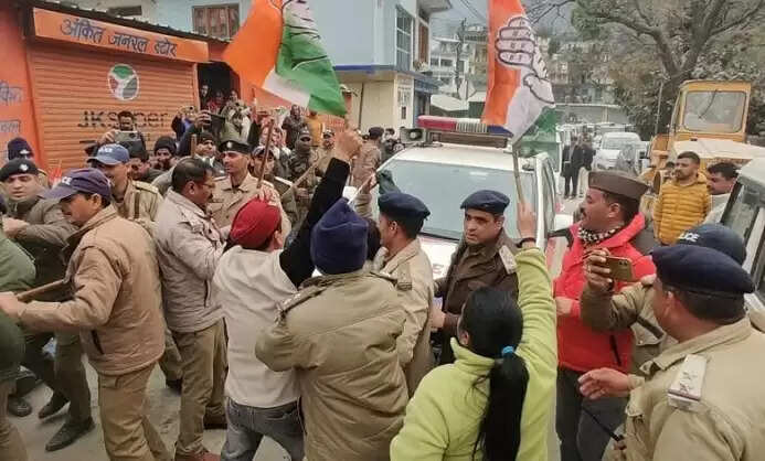 कृषि मंत्री काे उत्तरकाशी में कांग्रेस ने दिखाए काले झंडे