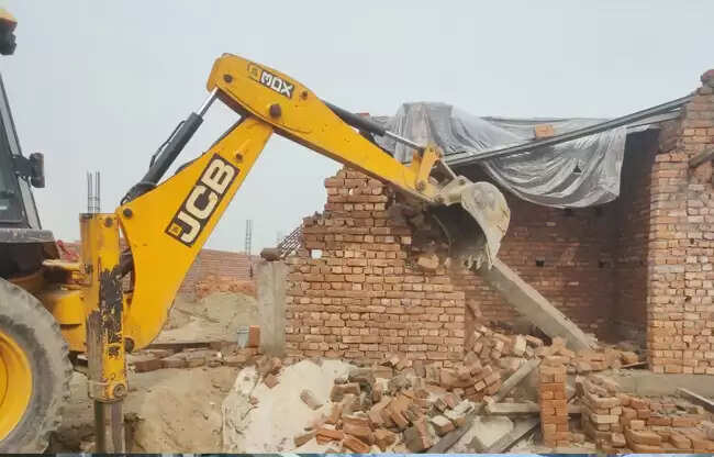 सोनीपत: राजस्व भूमि पर हुए अवैध निर्माणों को किया ध्वस्त