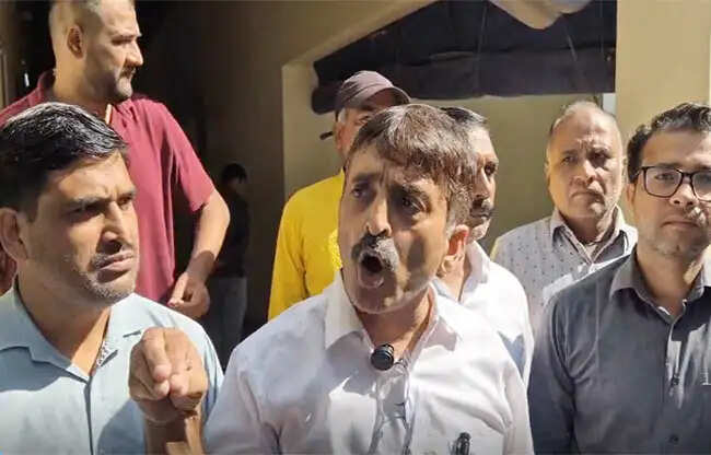 सोनीपत निगम में जेई पर 10 हजार रुपये रिश्वत मांगने का आरोप, आयुक्त से शिकायत