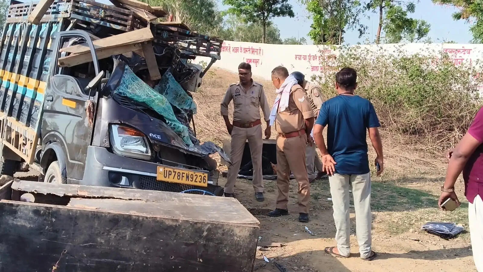सोनभद्र सड़क दुघर्टना में दो की मौत, 3 घायल