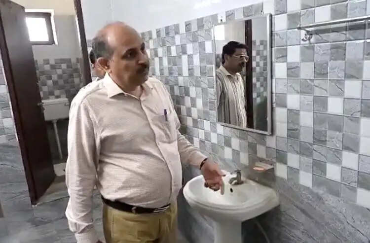 विकास भवन के शौचालयों का औचक निरीक्षण, सीडीओ ने दिए सख्त निर्देश