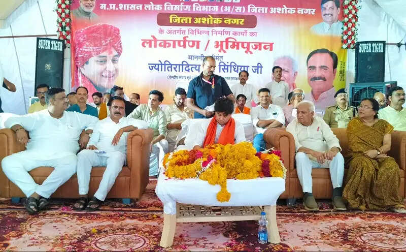 केंद्रीय मंत्री सिंधिया ने मप्र के चंदेरी में मां जागेश्वरी मंदिर में दर्शन कर किया पुनर्विकास कार्यों का निरीक्षण