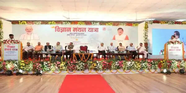 मप्रः विज्ञान मंथन यात्रा का शुभारंभ, मुख्यमंत्री ने निभाई शिक्षक की भूमिका, भावी वैज्ञानिकों से किया संवाद