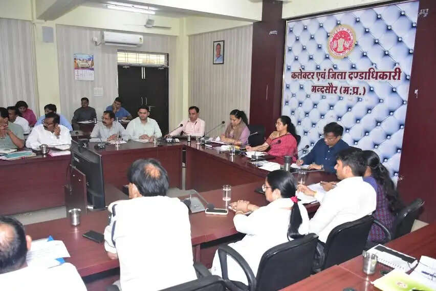 मंदसौरः खाद वितरण में ई-विकास प्रणाली अनिवार्य, कलेक्टर ने दिए शत-प्रतिशत ऑनलाइन व्यवस्था के निर्देश