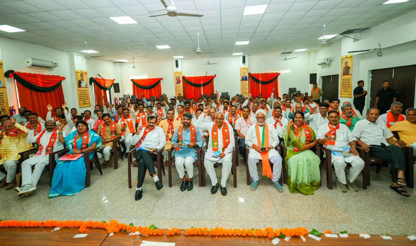 अलवर में नगर निकाय चुनाव को लेकर सीएम भजनलाल शर्मा की संगठनात्मक बैठक, कार्यकर्ताओं से बोले- जीत के लिए जुट जाएं