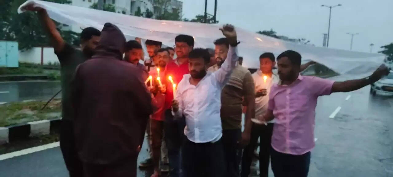 भारी बारिश में 108 एंबुलेंस कर्मचारियों ने निकाला कैंडल मार्च