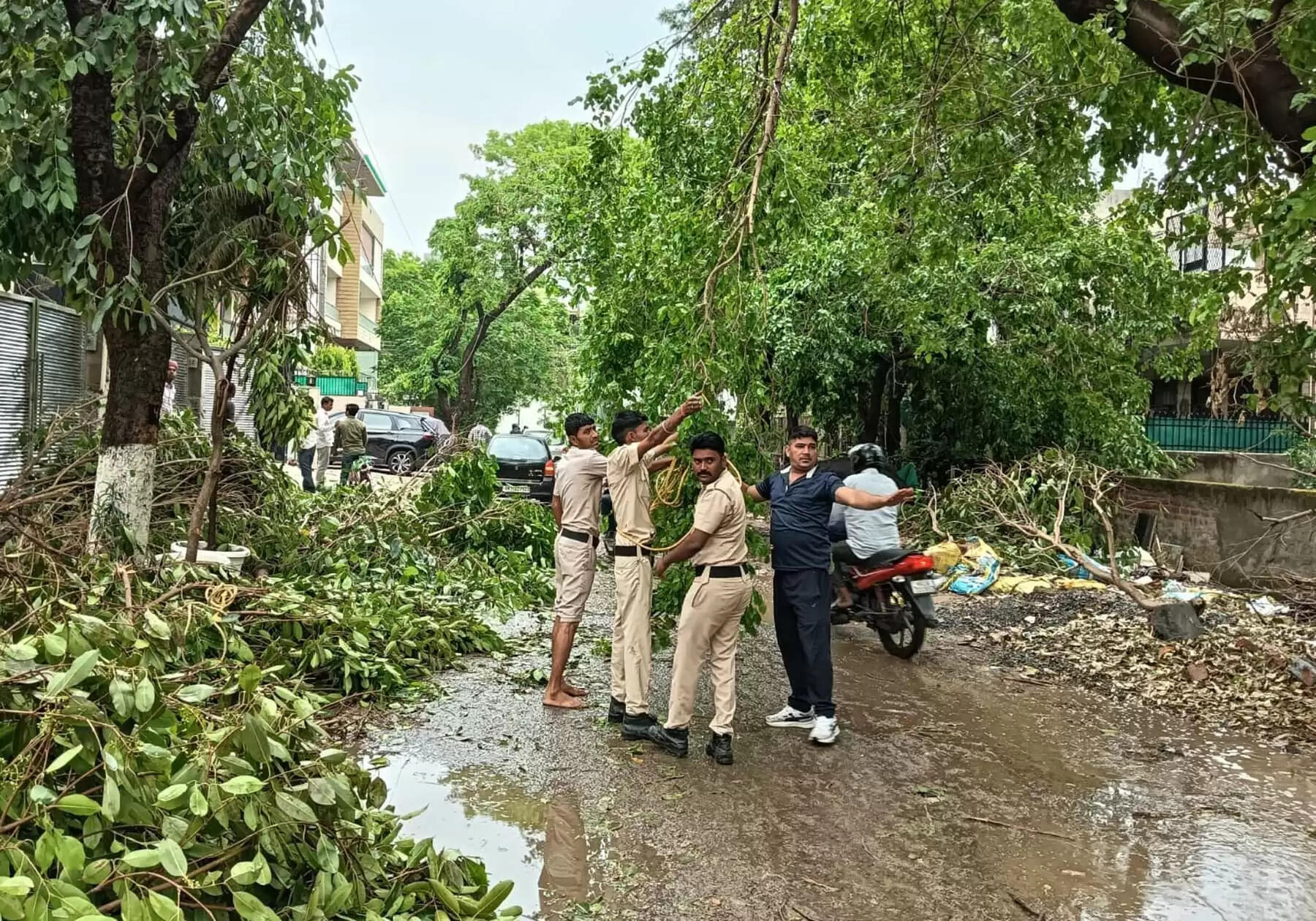 गुरुग्राम: आंधी, बारिश में हाइवे पानी-पानी, टूटे पेड़ व धंसी सडक़
