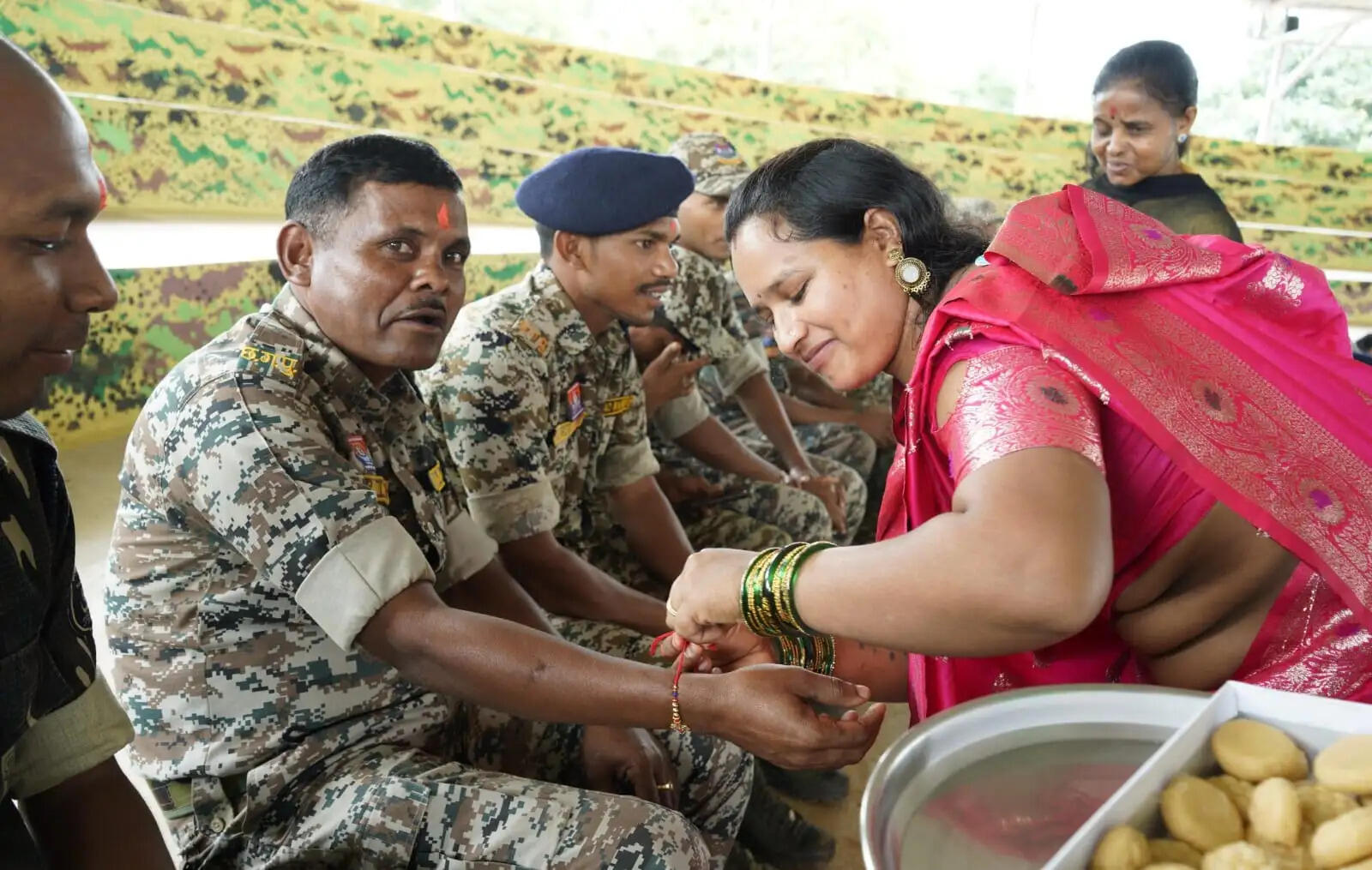 अबूझमाड़ में हिंसा छोड़ मुख्यधारा में लौटीं बहनों ने डीआरजी जवानों की कलाई पर बांधी राखी