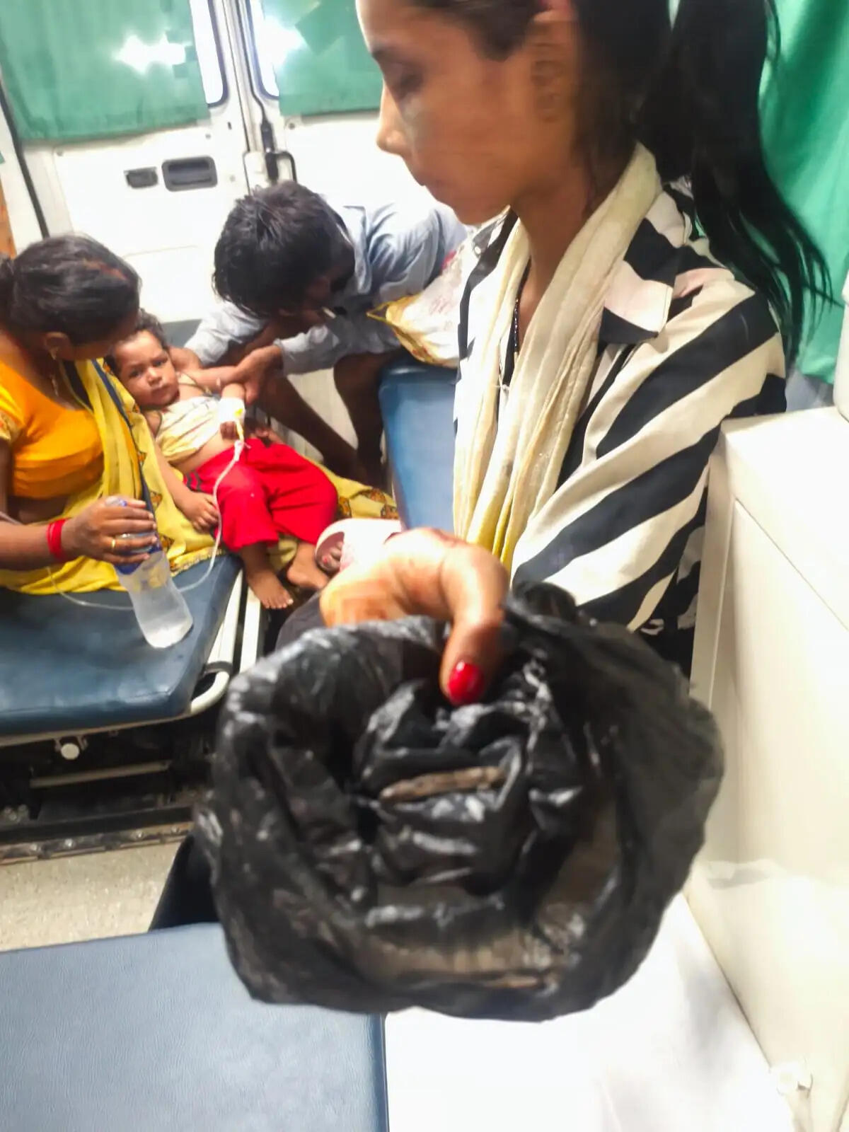 घर के बाहर खेल रहे बच्चे ने सांप को दांतों से काट डाला