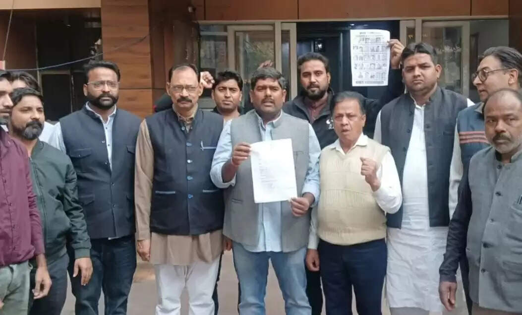 आगरा में एस आई आर काे लेकर कांग्रेस का विराेध प्रदर्शन