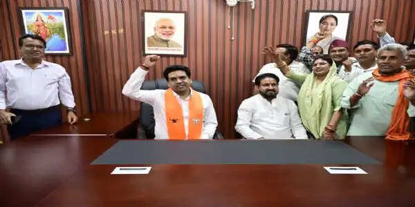 मंत्री कपिल मिश्रा ने सोनिया विहार में विधायक कैंप कार्यालय का किया उद्घाटन