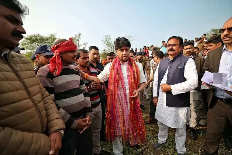 मप्र के अशोकनगर में ओलावृष्टि से प्रभावित किसानों के बीच पहुंचे सिंधिया, सर्वे और मुआवजे के दिए निर्देश