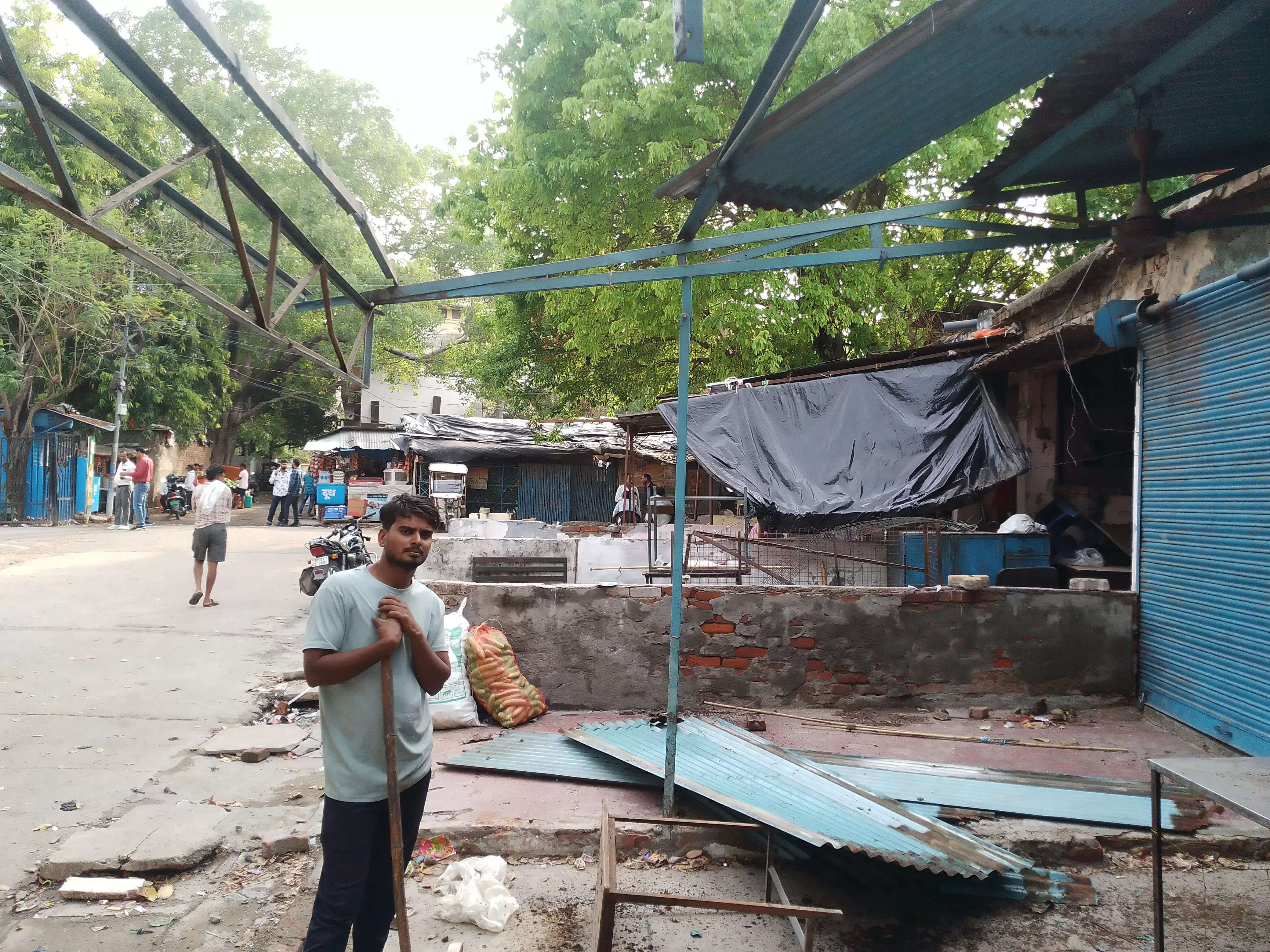 दारुलशफा में दुकानदारों ने खुद ताेड़ी अपनी दुकान