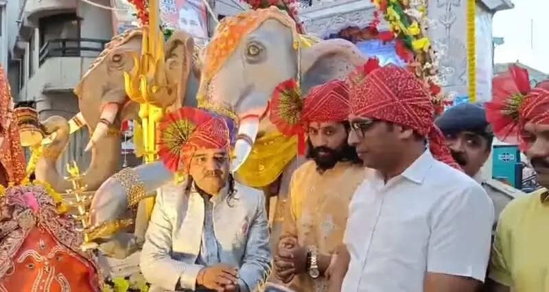 इंदौर में निकला झिलमिलाती नयनाभिराम झांकियों का कारवां, देखने के लिए उमड़ी भीड़