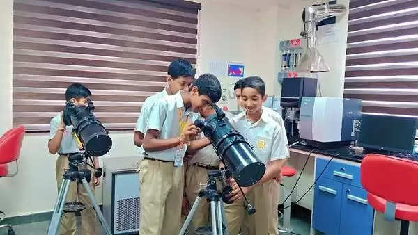 स्कूली छात्रों ने सीयूजे का शैक्षिक दौरा किया