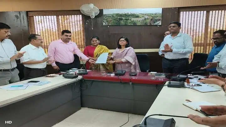 ग्वालियरः दो जरूरतमंद अभ्यर्थियों को मिली अनुकम्पा नियुक्ति, कलेक्टर ने सौंपे नियुक्ति पत्र