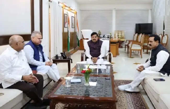 मप्रः दतिया में उग्र प्रदर्शन के बीच भोपाल पहुंचे नरोत्तम मिश्रा, सीएम हाउस से खाली हाथ लौटना पड़ा