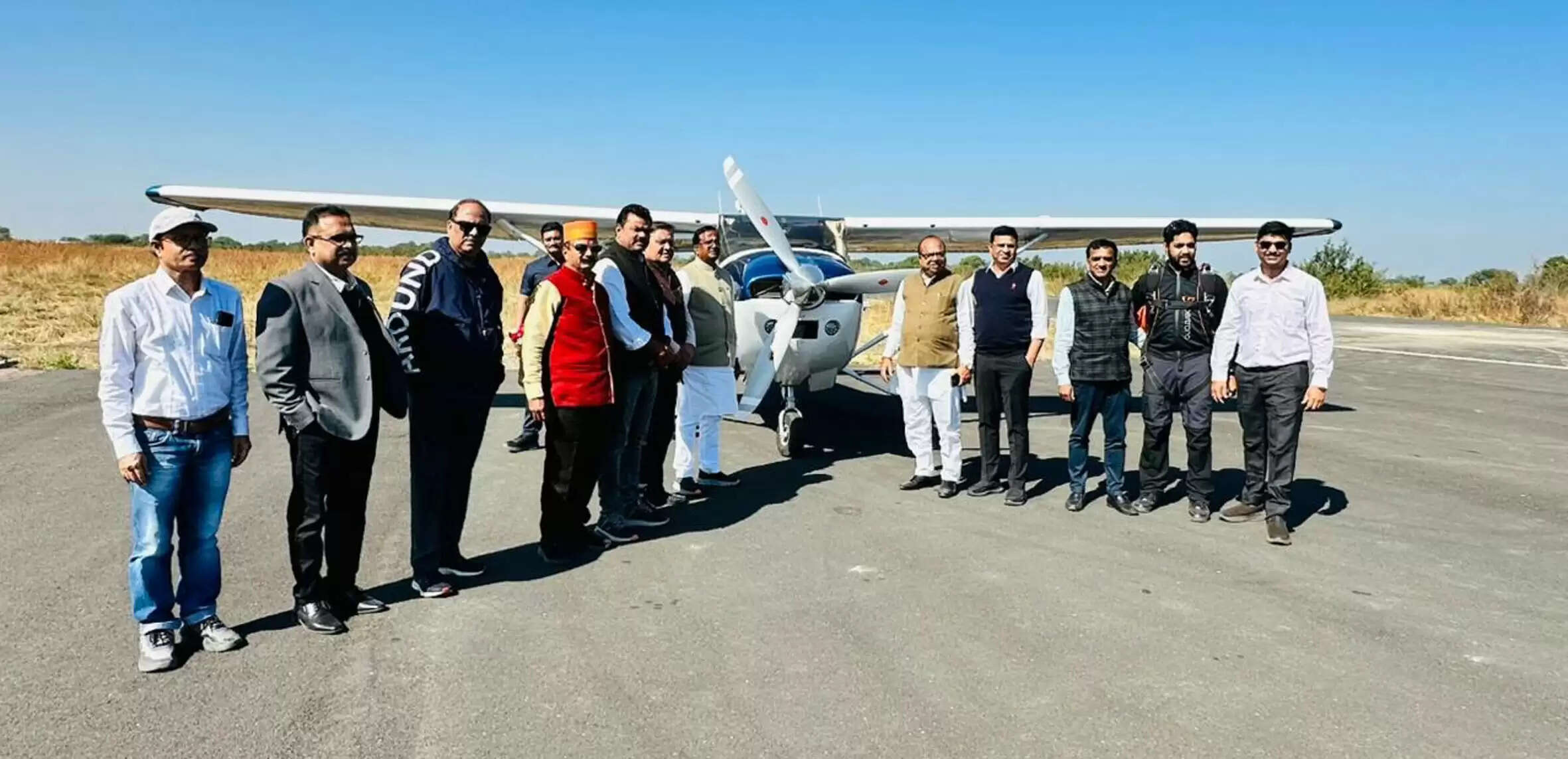 उज्जैनः स्काई-डाइविंग फेस्टिवल 15 फरवरी तक चलेगा दताना एयरस्ट्रिप में