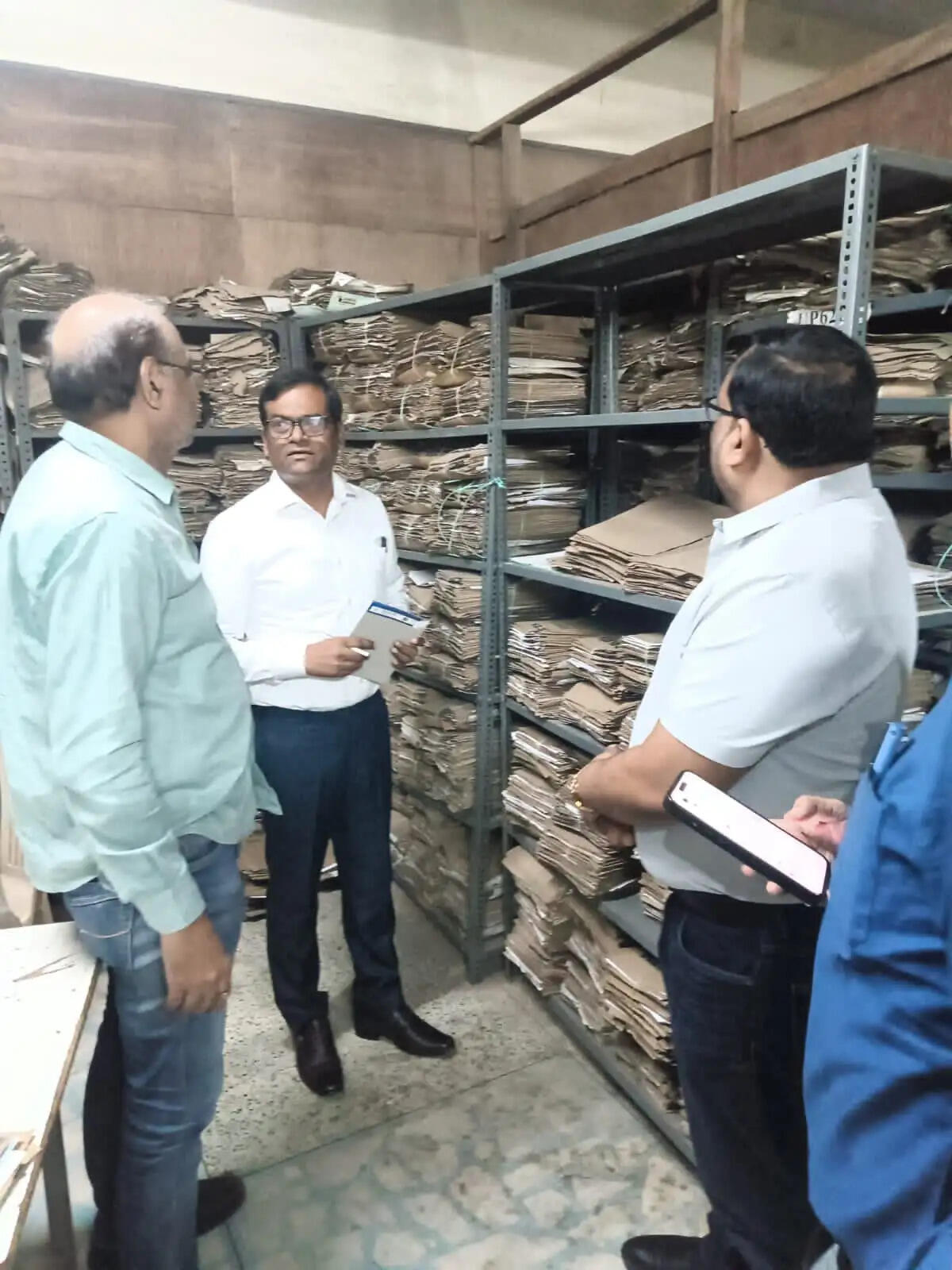 आरटीओ के औचक निरीक्षण से एआरटीओ कार्यालय में मचा हड़कंप, बाहर की दुकानें बंद