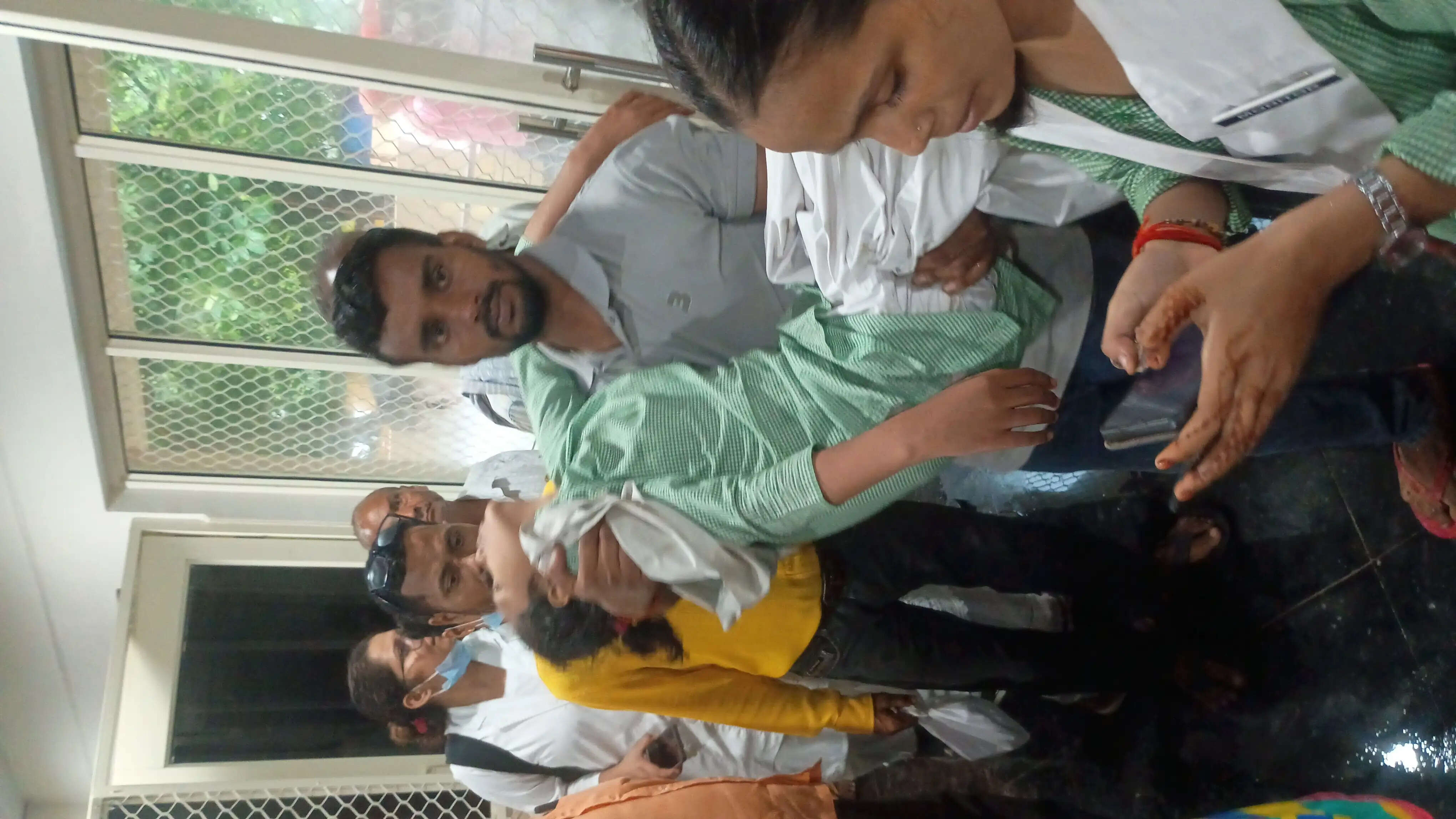 देवरिया में तिरंगा यात्रा में शामिल छात्राओं की तबीयत बिगड़ी, मेडिकल काॅलेज में भर्ती