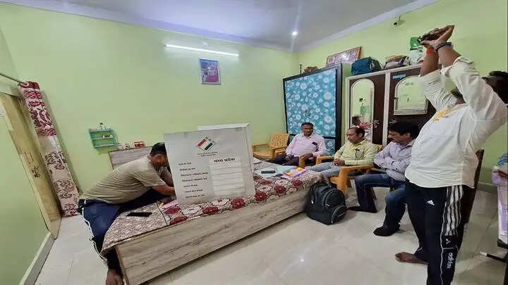 दतिया विधानसभा उपचुनावः बीएलओ घर-घर जाकर वितरित कर रहे हैं मतदान पर्चिया
