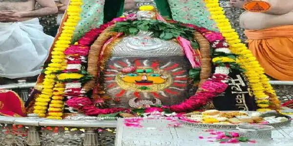 त्रिशूल-त्रिपुंड, रजत मुकुट और मुण्डमाल से सजे बाबा महाकाल, मोगरे-गुलाब के फूलों से हुआ विशेष श्रृंगार