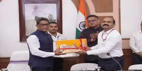 मुख्य सचिव प्रत्यय अमृत ने अपर मुख्य सचिव बी. राजेन्दर को दी भावभीनी विदाई