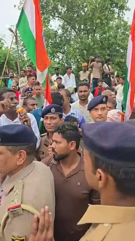 इटाढी-बक्सर रेलवे फाटक नहीं खुला तो पूरे दिन के लिए होगा रेलवे चक्का जाम : प्रदर्शनकारी