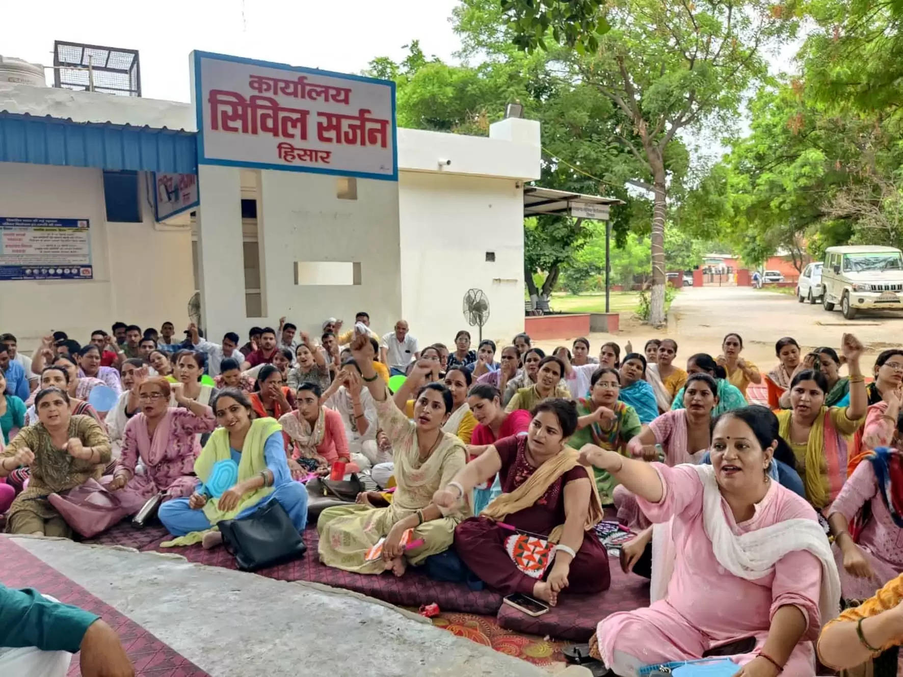 हिसार : हड़ताल पर अड़े एनएचएम कर्मचारी, स्वास्थ्य सेवाएं होने लगी प्रभावित