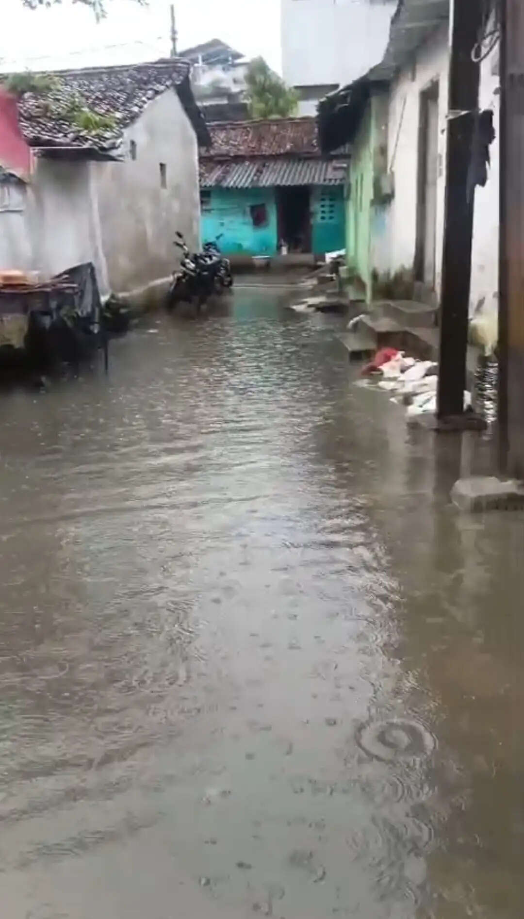 बारिश से जनजीवन प्रभावित, गलियों और घरों में भरा पानी