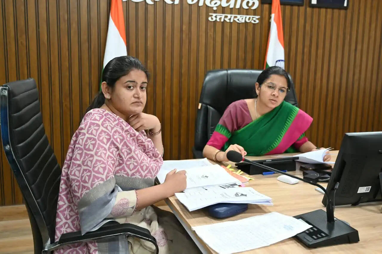 ग्रामीण क्षेत्रों में कूड़ा उठान, पृथक्करण और निस्तारण पर डीएम ने की चर्चा