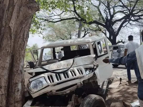 हरदा में&nbsp;तेज रफ्तार डंपर ने रेलवे कर्मचारियों की बोलेरो को मारी टक्कर, पांच घायल