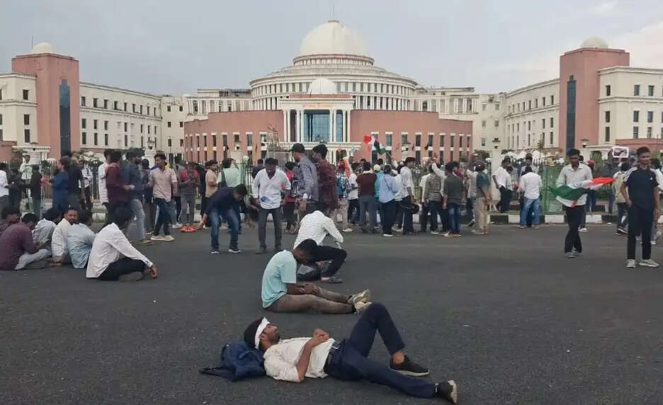 (अपडेट) विधानसभा घेराव में उग्र हुए छात्र, सात स्तर की बैरिकेडिंग तोड़कर गेट नंबर-एक तक पहुंचे