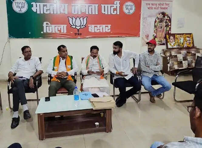 भाजयुमो के 13 मंडल अध्यक्षों के साथ हुई जिलास्तरीय बैठक
