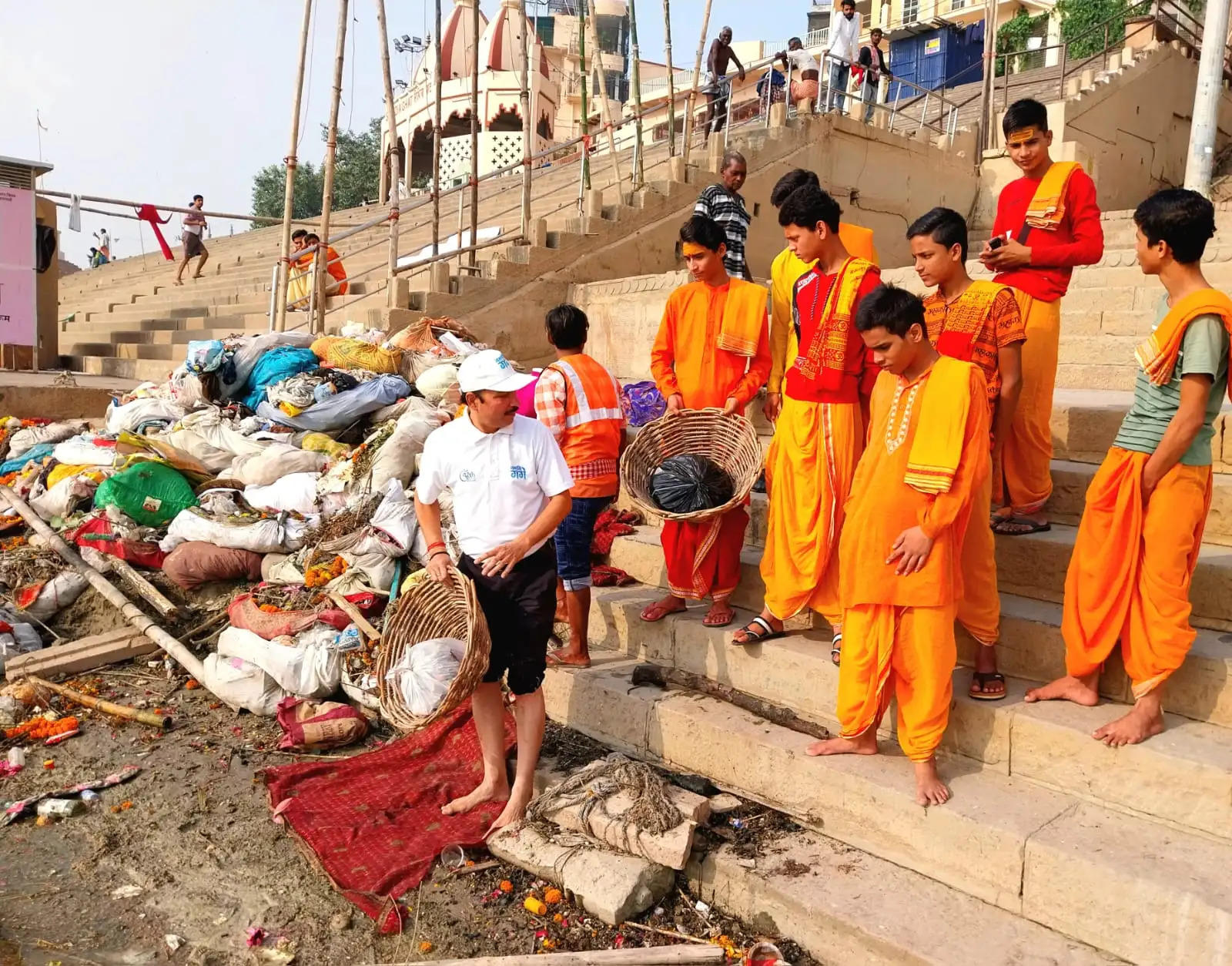 दीपावली पर घर की गंदगी गंगा में न बहाएं, बटुकों ने की अपील