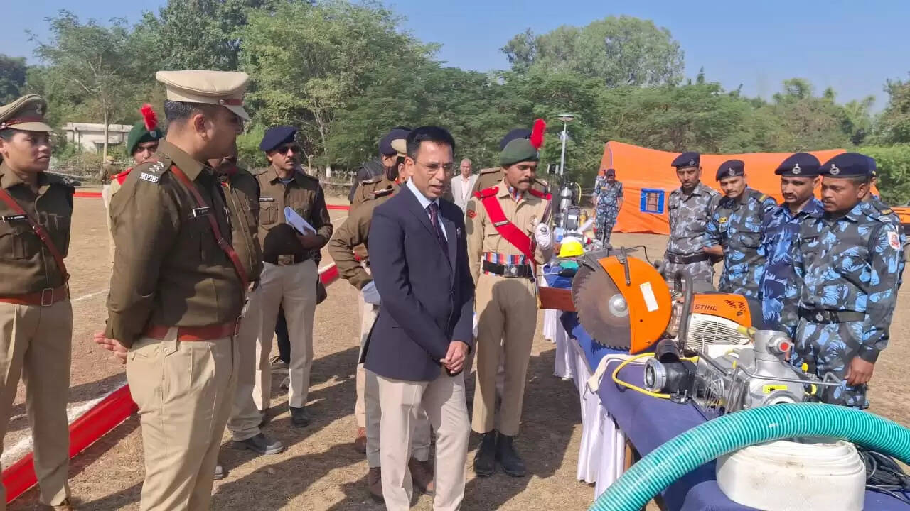 दमोहः हर प्रकार की विपत्ति के समय विपरीत परिस्थिति में कार्य करते हैं होमगार्ड -कलेक्टर कोचर