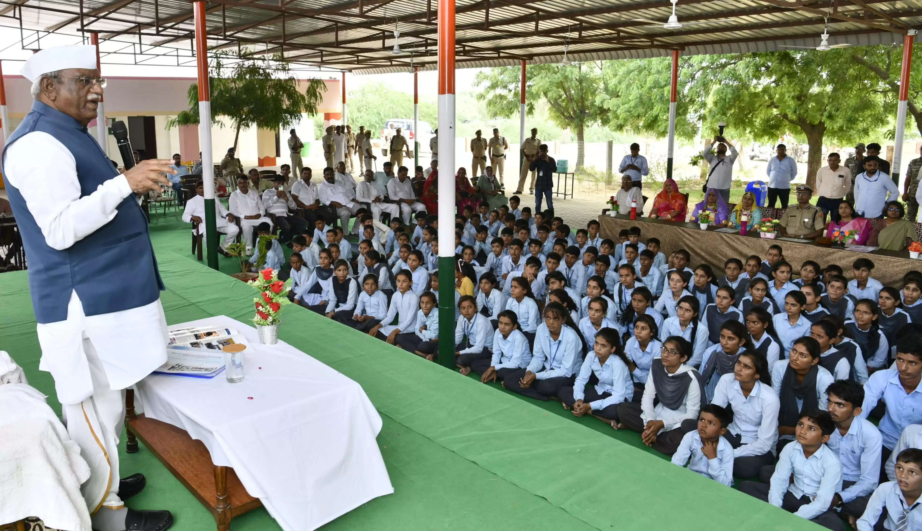 राज्यपाल बागडे ने सीमांत क्षेत्र गोडू के पीएमश्री विद्यालय में विद्यार्थियों से किया संवाद