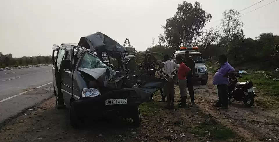 जयपुर-अजमेर हाईवे पर खड़े ट्रक में घुसी कार:डेढ़ साल की बेटी सहित पिता की मौत