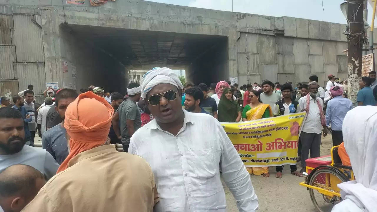 रमना में बने कचरा ट्रीटमेंट प्लांट के विरोध में क्षेत्रीय लोगों ने प्रदर्शन किया